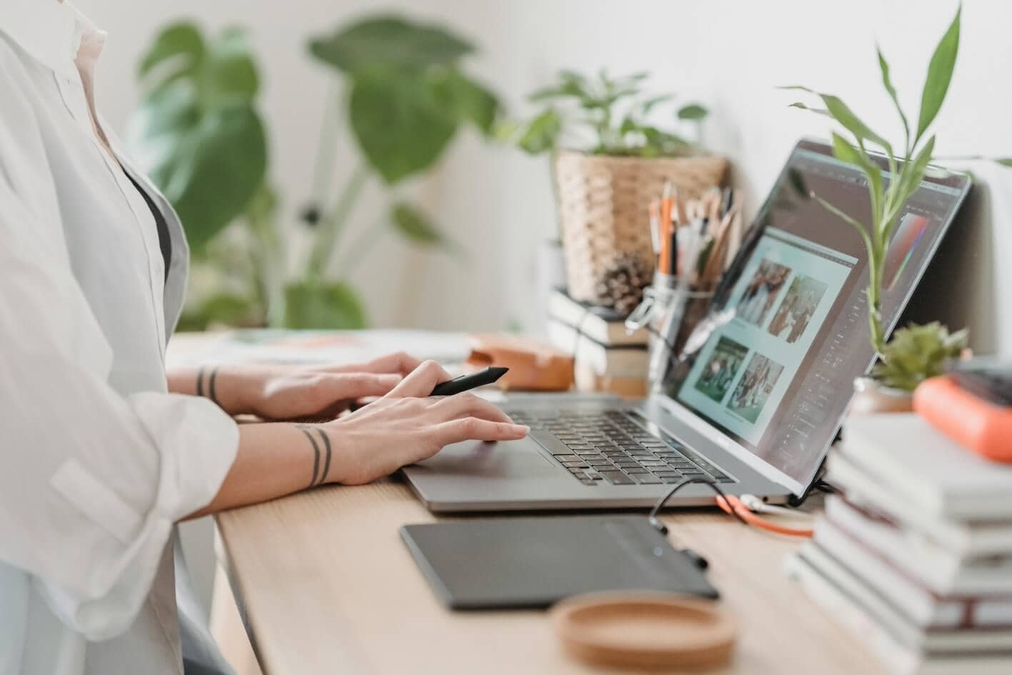 Eine Frau arbeitet an ihrem Laptop bei Keywords.