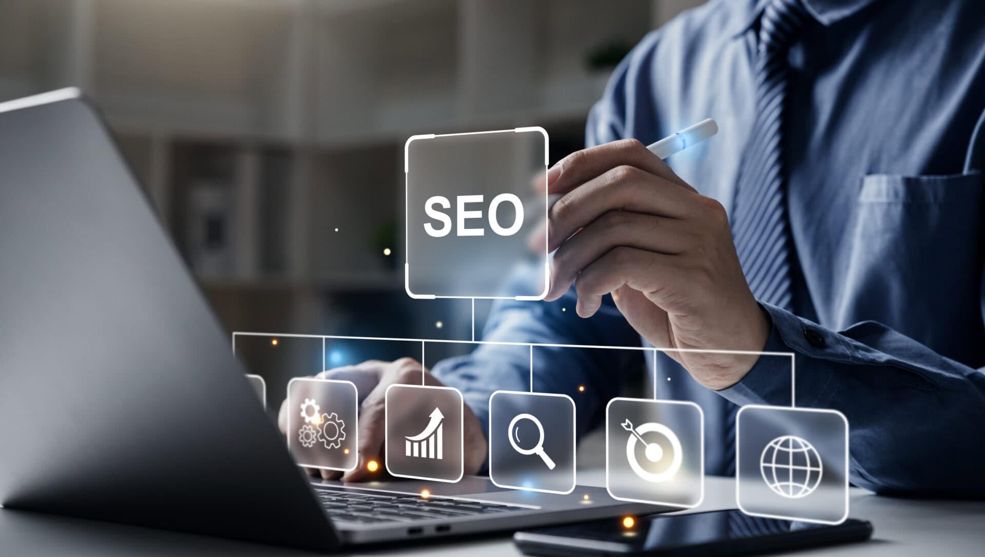 Eine Person ist in ihren Laptop vertieft, umgeben von schwebenden SEO-Symbolen wie einem Diagramm, einer Lupe und einem Globus. Mit einem Stift in der Hand taucht sie in die Suchmaschinenwelt ein, um ihr Ranking effizient zu verbessern.