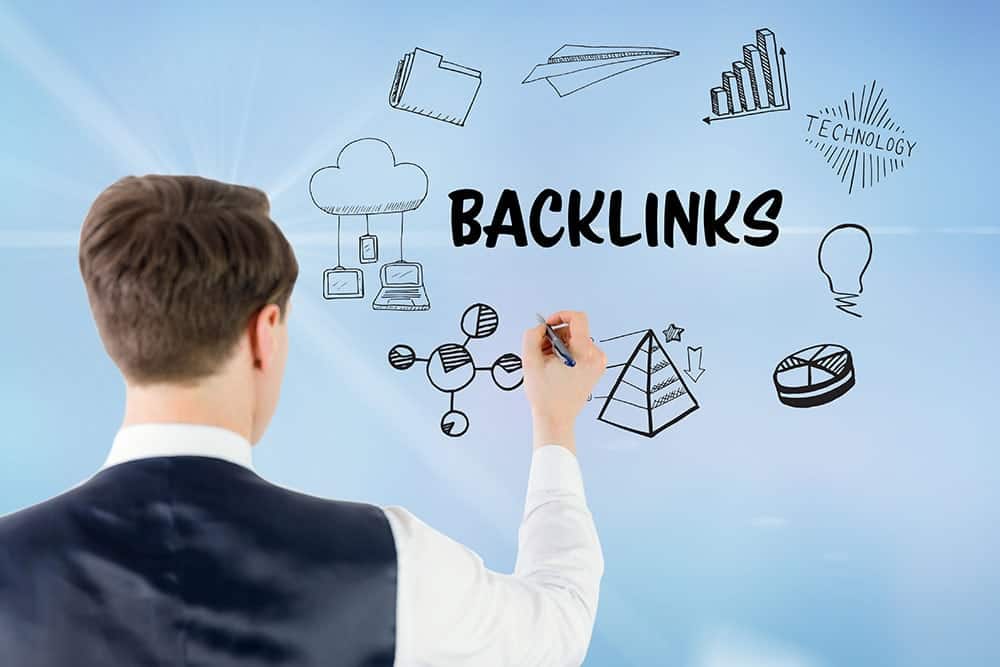 Ein Mann zeichnet Backlinks auf eine weiße Tafel.